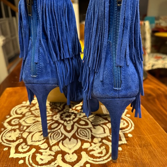 Steve Madden Flapper cobalt blue suede fringed high heeled booties. Size 9.5M. - Picture 2 of 5